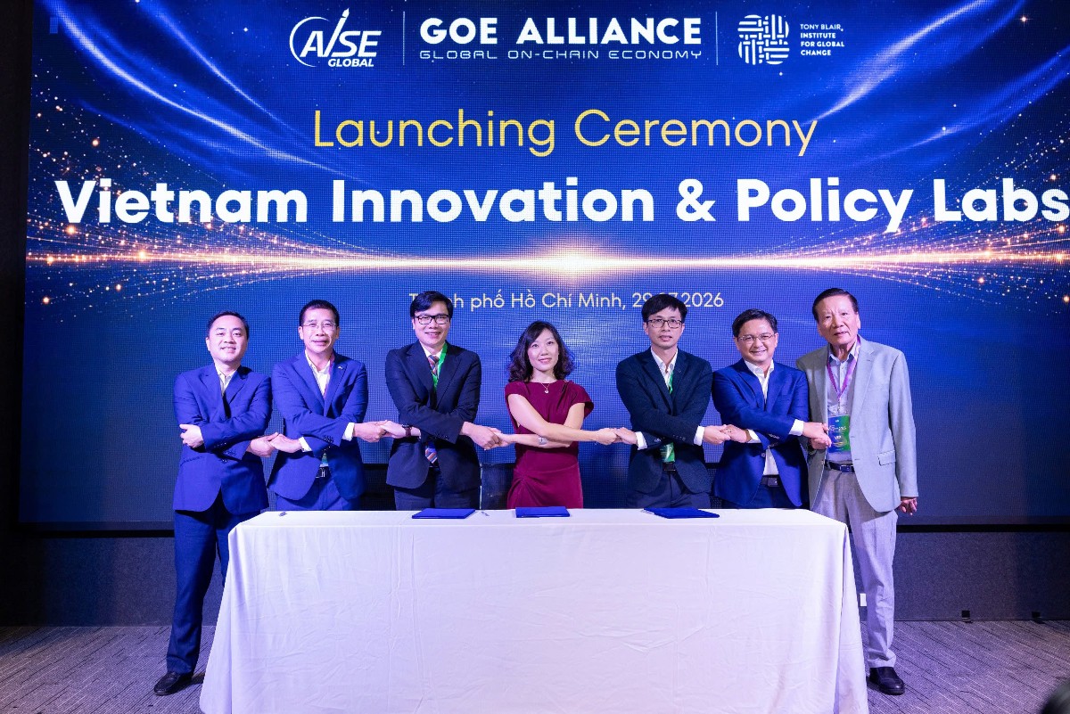 Đại diện MB cùng các đối tác tham gia Lễ ra mắt Vietnam Innovation & Policy Labs trong khuôn khổ VGIC 2026. Ảnh: MB.