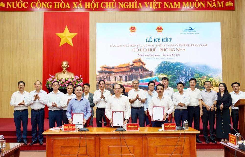 UBND tỉnh Quảng Trị, UBND thành phố Huế và Tổng công ty Đường sắt Việt Nam ký kết bản ghi nhớ hợp tác về phát triển sản phẩm du lịch đường sắt “Cố đô Huế – Phong Nha: Hành trình kỳ quan – Di sản thế giới”. Ảnh: UBND TP Huế