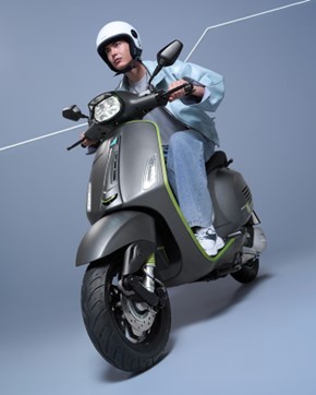 Vespa Sprint Tech sở hữu động cơ 180cc, kết hợp hiệu năng vận hành mạnh mẽ với tinh thần thiết kế đặc trưng của Vespa.