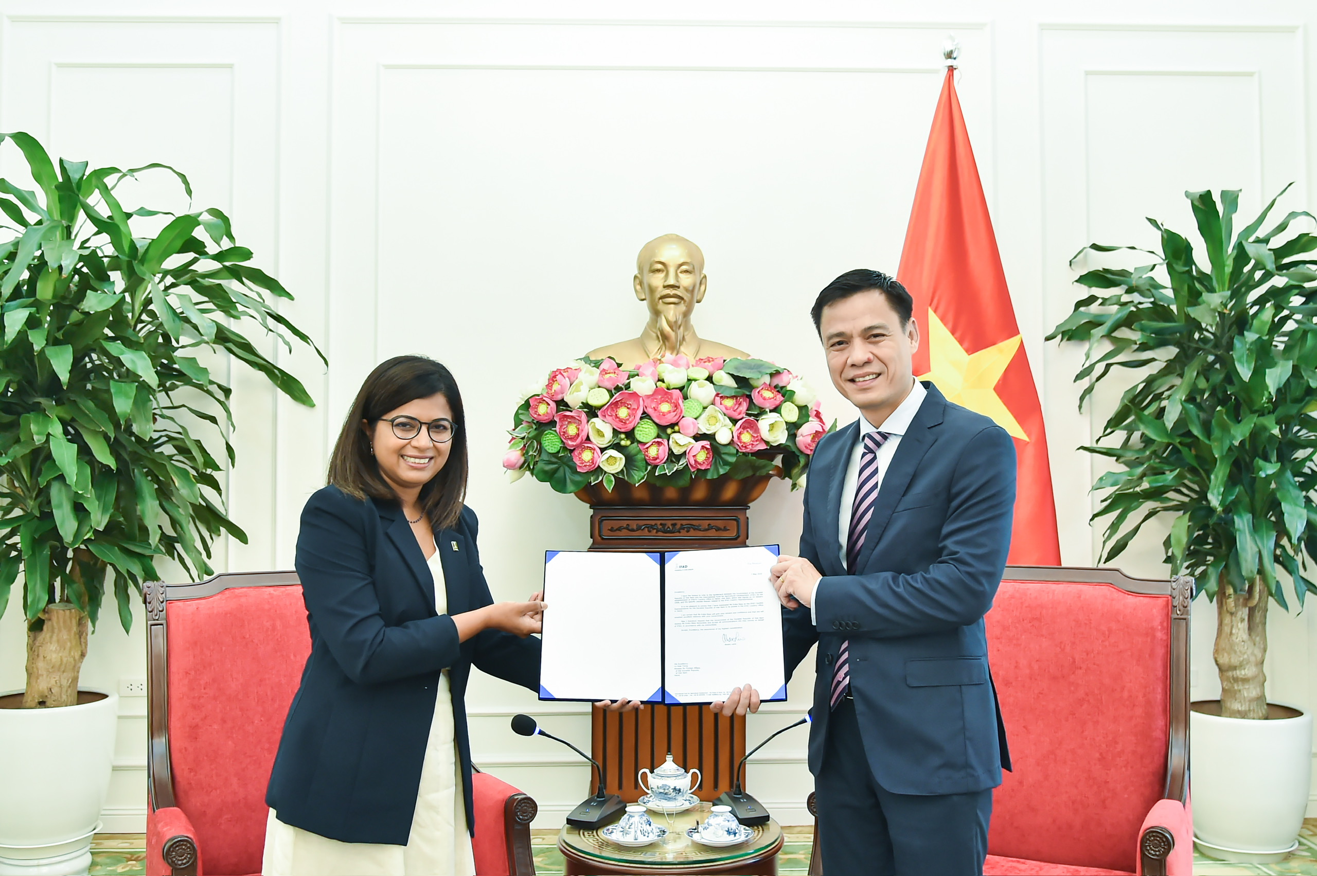 New Country Director for Vietnam of the&nbsp;International Fund for Agricultural Development (IFAD)&nbsp;Enika Basu&nbsp;presented her credentials to Deputy Minister of Foreign Affairs Dang Hoang Giang on July 30. -(Photo:&nbsp;IFAD)