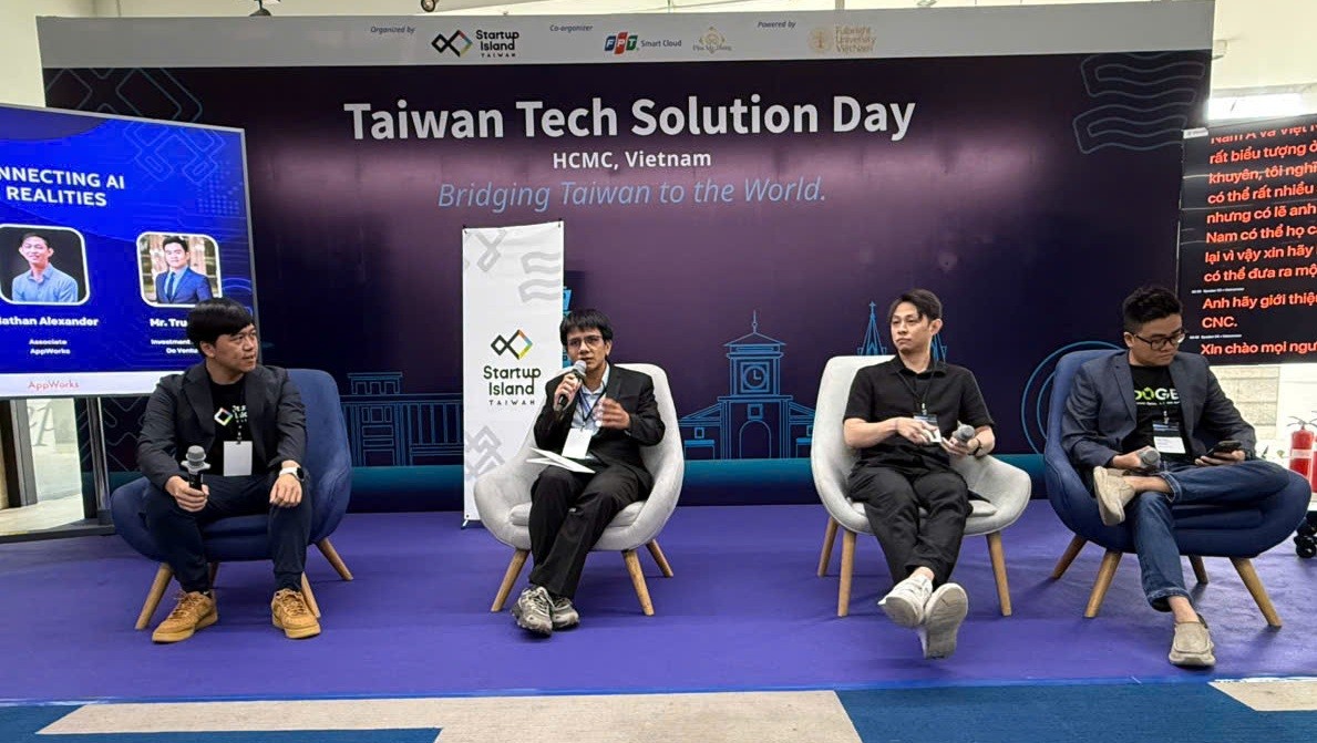 Các chuyên gia tại tọa đàm "Kết nối AI vào thực tiễn doanh nghiệp", ngày 30/7 - Ảnh: Hồng Vinh.