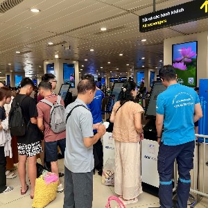 Hành khách làm thủ tục Kiosk sinh trắc học tự động ở Sân bay Nội Bài. Ảnh: Minh Hiếu