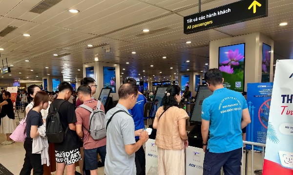 Gần 4.000 lượt khách/ngày làm thủ tục bằng sinh trắc học tại sân bay Nội Bài