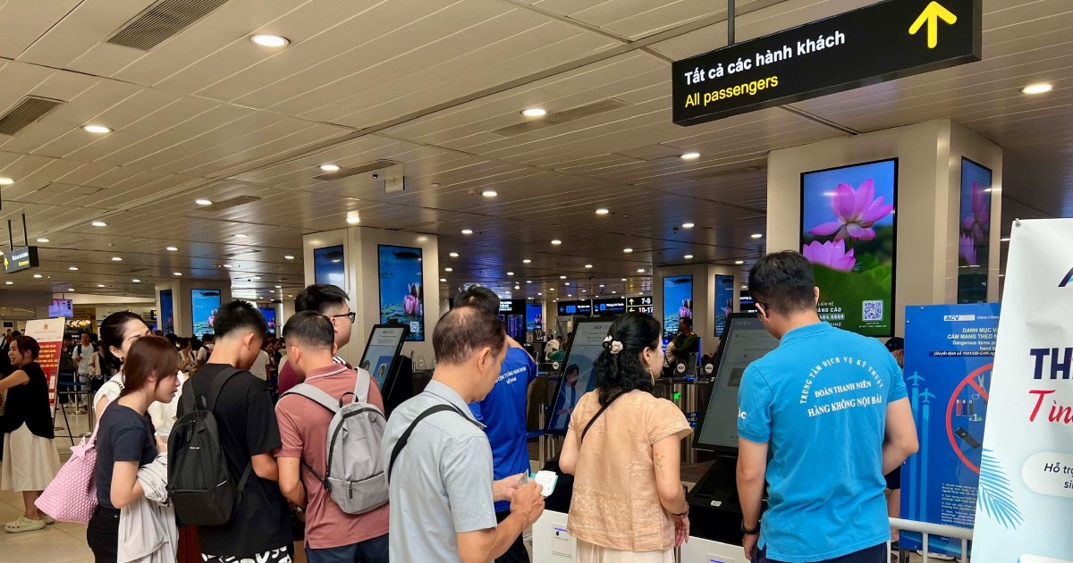 Gần 4.000 lượt kh&aacute;ch/ng&agrave;y l&agrave;m thủ tục bằng sinh...