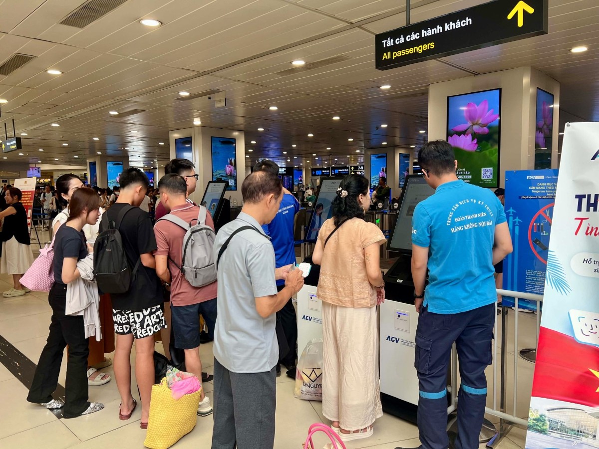 Hành khách làm thủ tục Kiosk sinh trắc học tự động ở Sân bay Nội Bài. Ảnh: Minh Hiếu