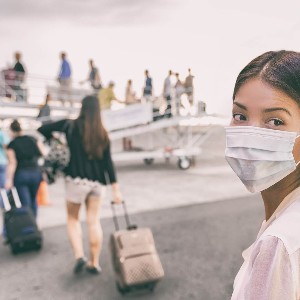 Đeo khẩu trang là một trong các biện pháp phòng lây nhiễm hiệu quả. Ảnh: ShutterStock