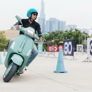Trải nghiệm lái Vespa Sprint 80th 180 tại đại lễ Vespa 80 năm.