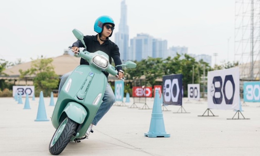 Trải nghiệm lái Vespa Sprint 80th 180 tại đại lễ Vespa 80 năm.