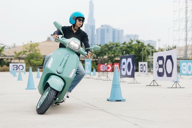 Trải nghiệm lái Vespa Sprint 80th 180 tại đại lễ Vespa 80 năm.