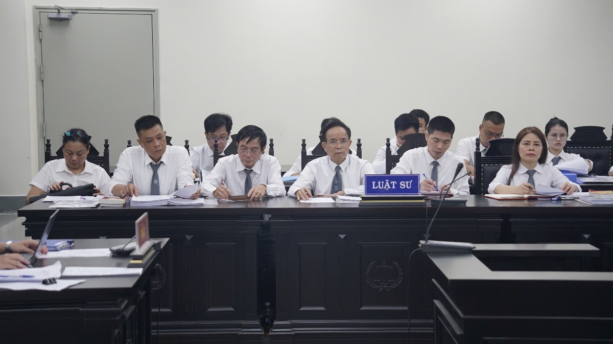 Các luật sư tham gia bào chữa cho các bị cáo tại tòa. Ảnh: Như Nguyệt.