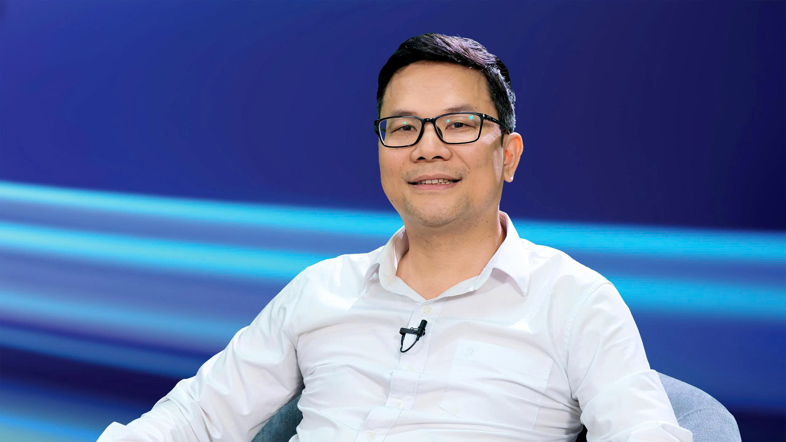 TS. Nguyễn Hữu Phước Nguyên cho rằng câu chuyện xe điện cần được nhìn nhận ở quy mô lớn hơn, chứ không chỉ là “thay thế động cơ xăng bằng động cơ điện”, mà đó là sự thay đổi căn bản của cả lĩnh vực giao thông, sâu rộng hơn là của một ngành kinh tế mới.