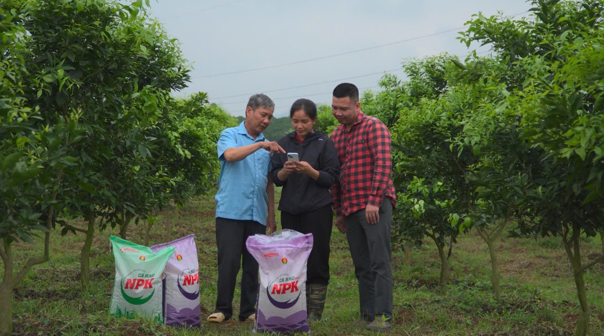Bà con hào hứng quét mã QR tham gia chương trình.
