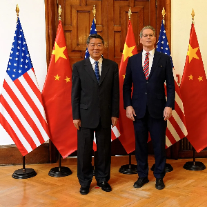 Phó thủ tướng Trung Quốc Hà Lập Phong và Bộ trưởng Tài chính Mỹ Scott Bessent trước cuộc đàm phán tại Madrid ngày 14/9 - Ảnh: Tân Hoa Xã/Getty Images.