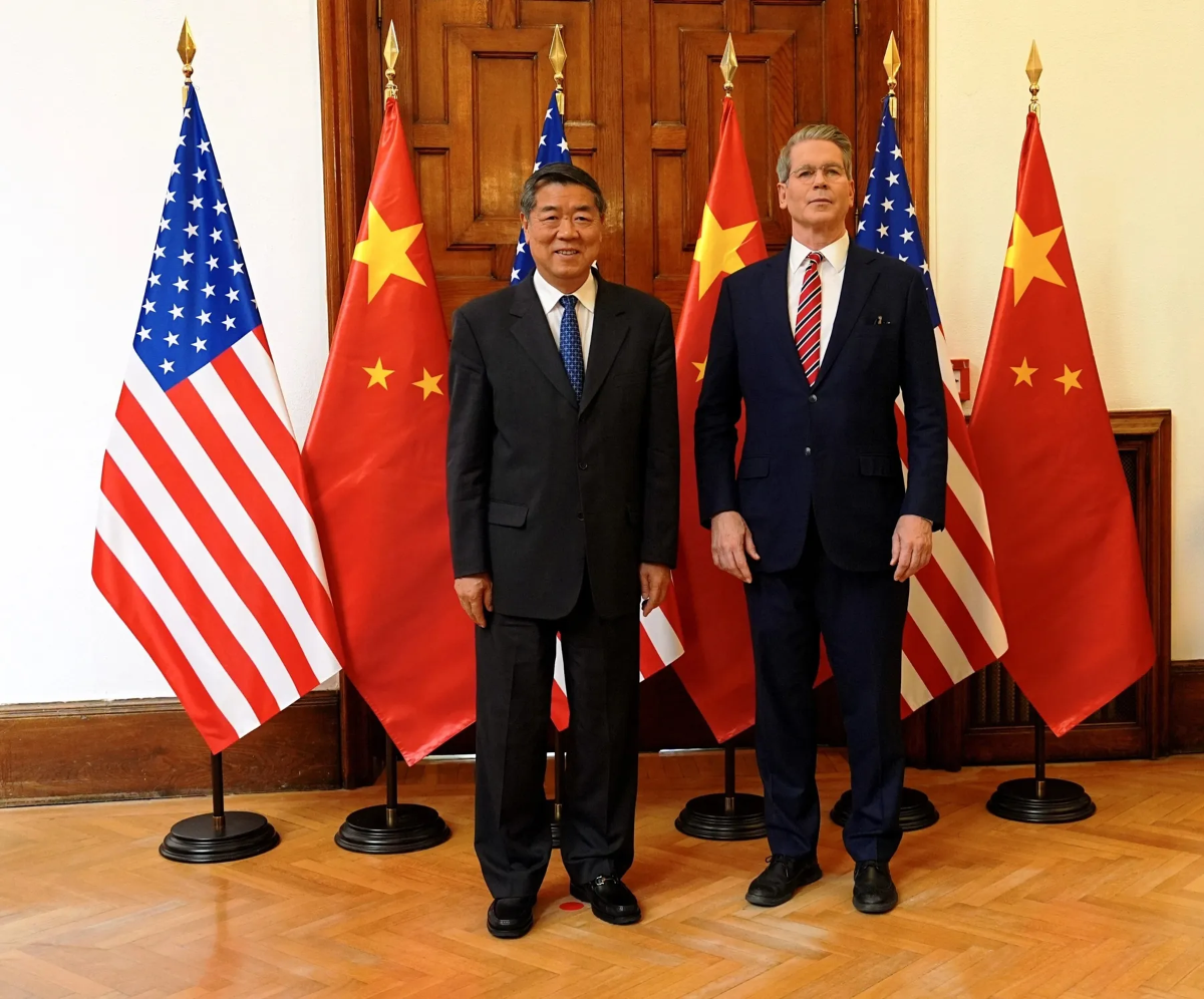 Phó thủ tướng Trung Quốc Hà Lập Phong và Bộ trưởng Tài chính Mỹ Scott Bessent trước cuộc đàm phán tại Madrid ngày 14/9 - Ảnh: Tân Hoa Xã/Getty Images.