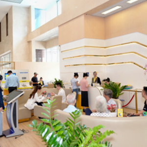 Khách hàng giao dịch tại Nam A Bank. Ảnh: Nam A Bank.