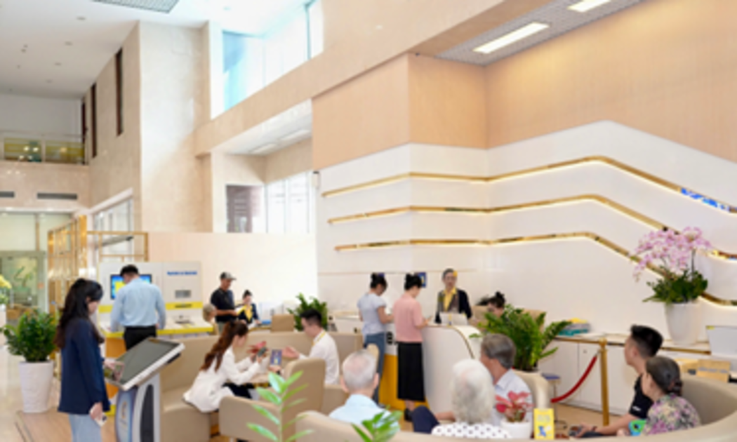 Khách hàng giao dịch tại Nam A Bank. Ảnh: Nam A Bank.