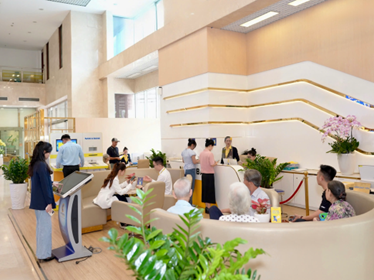 Khách hàng giao dịch tại Nam A Bank. Ảnh: Nam A Bank.