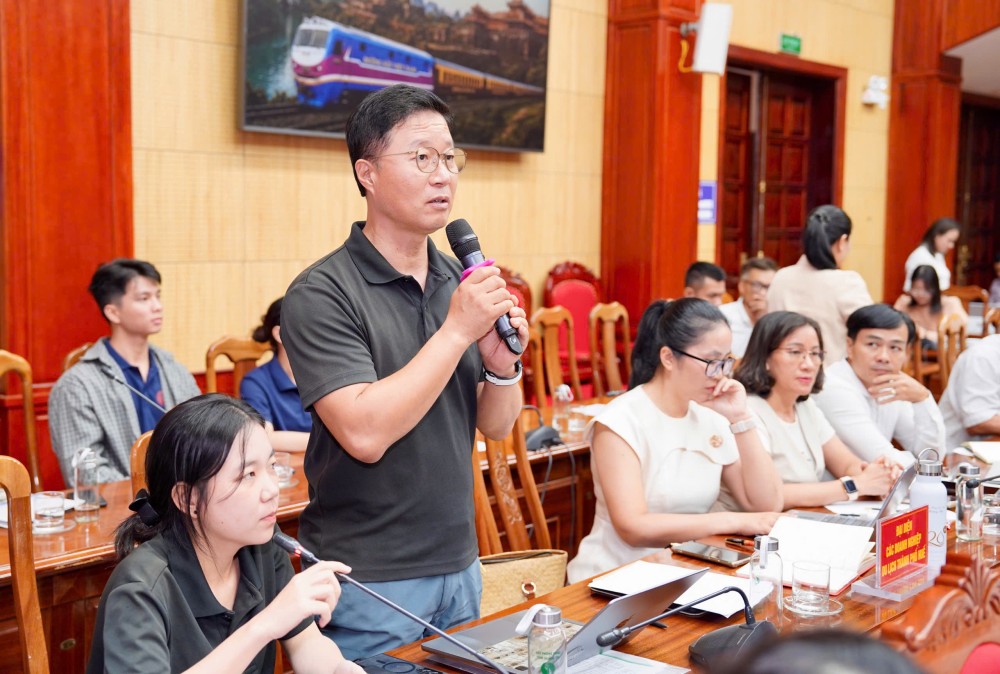 Các doanh nghiệp trao đổi tại hội thảo. Ảnh: UBND TP Huế