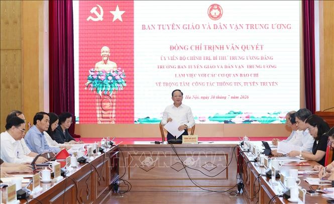 Đồng chí Trịnh Văn Quyết yêu cầu báo chí chủ động hơn trong tiếp cận thông tin, phát huy vai trò đi trước trong định hướng dư luận. Ảnh;TTXVN