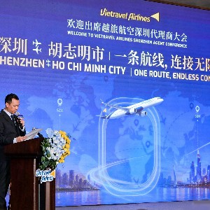 Ông Phạm Chí Cường - Đại diện Thương Vụ của Tổng Lãnh sự quán Việt Nam tại Quảng Châu phát biểu tại hội nghị. Ảnh: Vietravel Airlines.