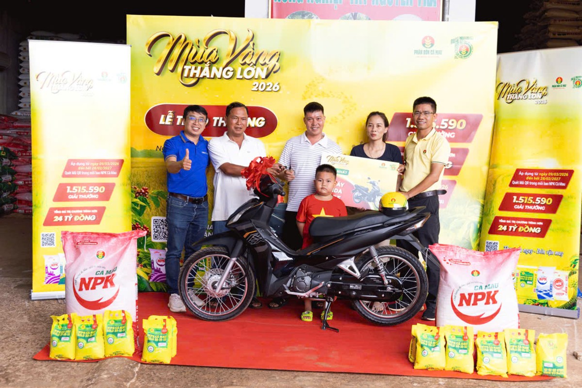 Anh Hà Thanh Tịnh nhận giải xe máy Honda.