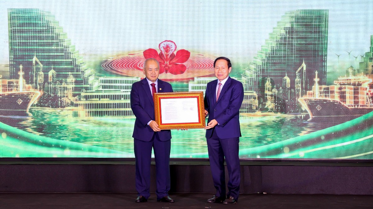 Phó Thủ tướng Lê Tiến Châu trao quyết định thành lập Khu kinh tế chuyên biệt và quy hoạch Khu kinh tế phía Nam cho Chủ tịch UBND TP. Hải Phòng. Ảnh: Báo và phát thanh, truyền hình Hải Phòng.