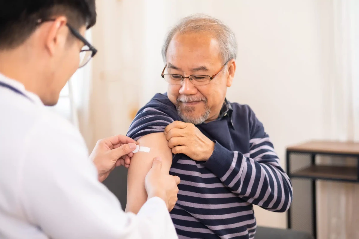 Người dân nên tiêm vaccine phế cầu, cúm trước mùa du lịch. Ảnh: AdobeStock
