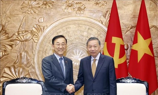 Party General Secretary and State President To Lam (right) receiving RoK’s Minister of Land, Infrastructure and Transport Kim Yun Duk in Hanoi on July 30. (Photo: VNA)