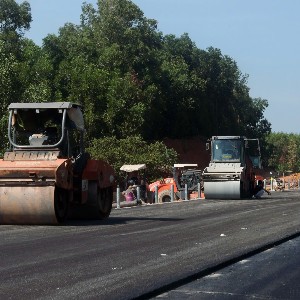 Nhà thầu thi công trên cao tốc Bắc - Nam. Ảnh: Quốc Khánh