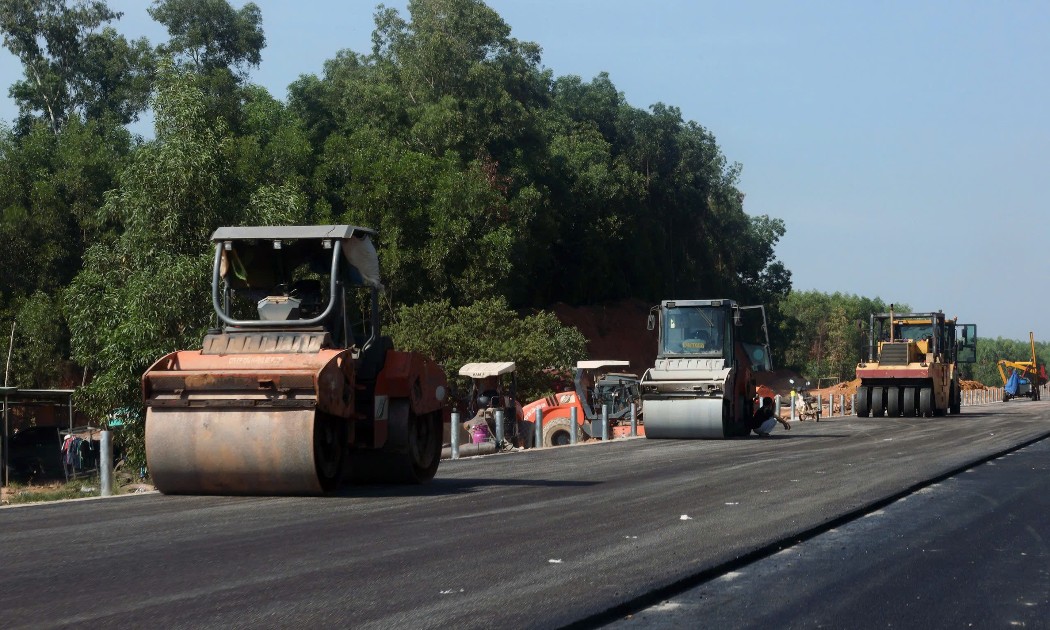 Nhà thầu thi công một đoạn trên cao tốc Bắc - Nam. Ảnh: Quốc Khánh