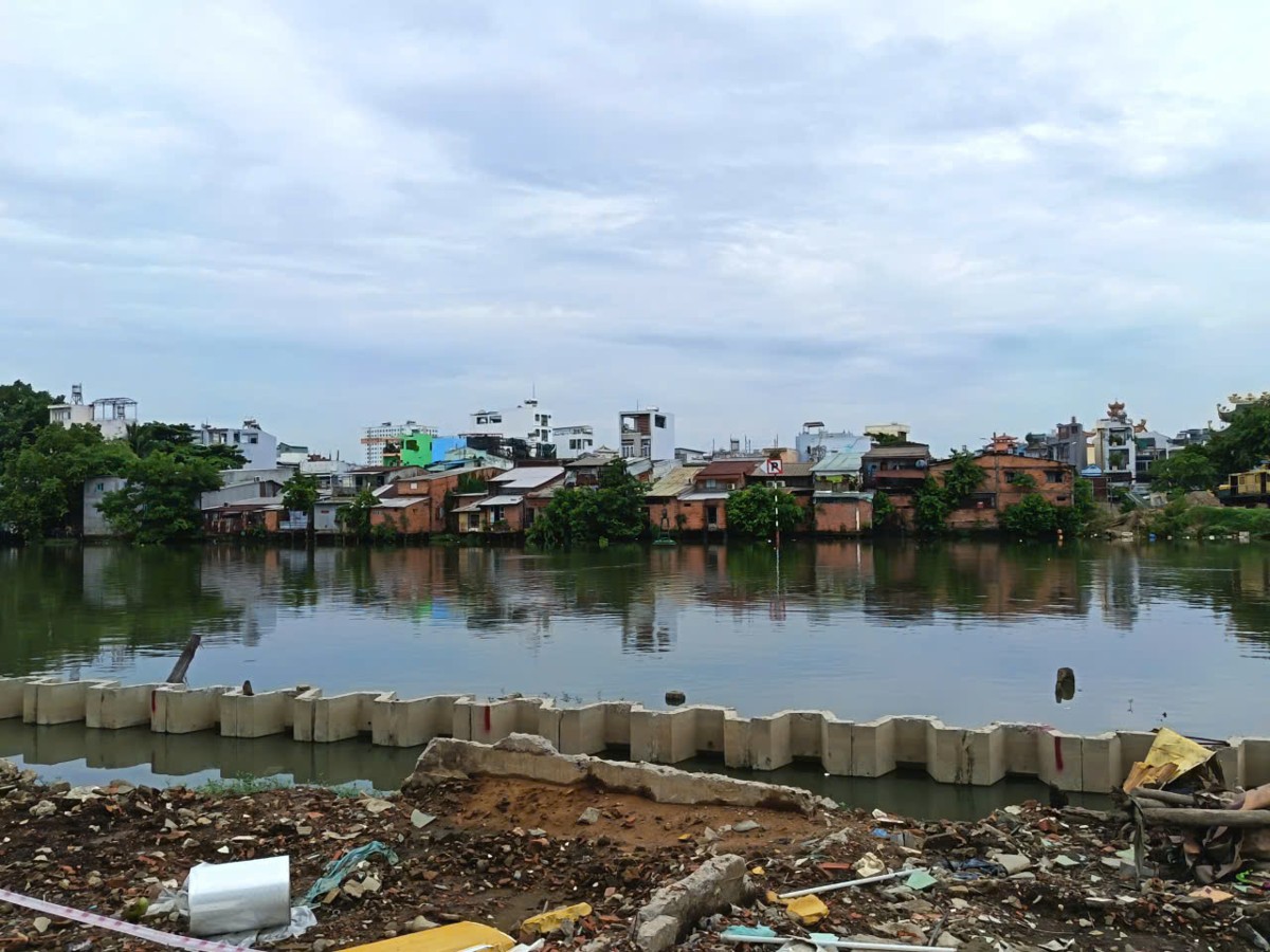TP. Hồ Chí Minh chỉnh trang đô thị ven sông, di dời hơn 41.500 căn nhà đến 2030 - Ảnh minh họa: Phạm Vinh.