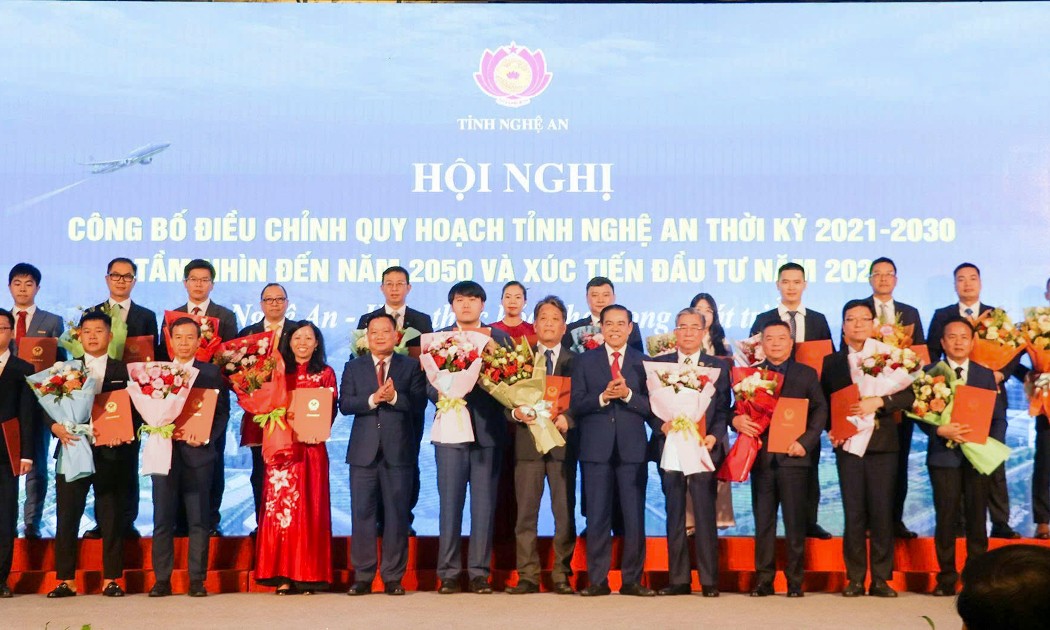 Lãnh đạo tỉnh Nghệ An trao Quyết định chủ trương đầu tư, Giấy chứng nhận đăng ký đầu tư, Biên bản ghi nhớ hợp tác đầu tư và tặng hoa chúc mừng cho các nhà đầu tư. Ảnh: Kim Oanh