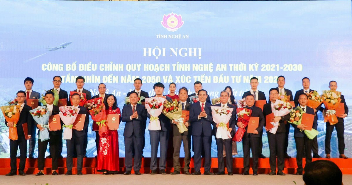 Lãnh đạo tỉnh Nghệ An trao Quyết định chủ trương đầu tư, Giấy chứng nhận đăng ký đầu tư, Biên bản ghi nhớ hợp tác đầu tư và tặng hoa chúc mừng cho các nhà đầu tư. Ảnh: Kim Oanh