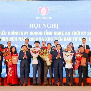 Lãnh đạo tỉnh Nghệ An trao Quyết định chủ trương đầu tư, Giấy chứng nhận đăng ký đầu tư, Biên bản ghi nhớ hợp tác đầu tư và tặng hoa chúc mừng cho các nhà đầu tư. Ảnh: Kim Oanh