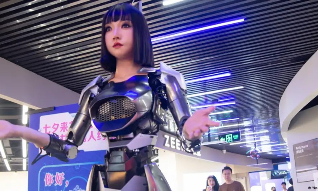 Robot hình người của Trung Quốc đã chứng minh khả năng trò chuyện, hoàn thành các cuộc thi bán marathon và thực hiện các động tác võ thuật. Ảnh: Ying Tang/NurPhoto/picture alliance