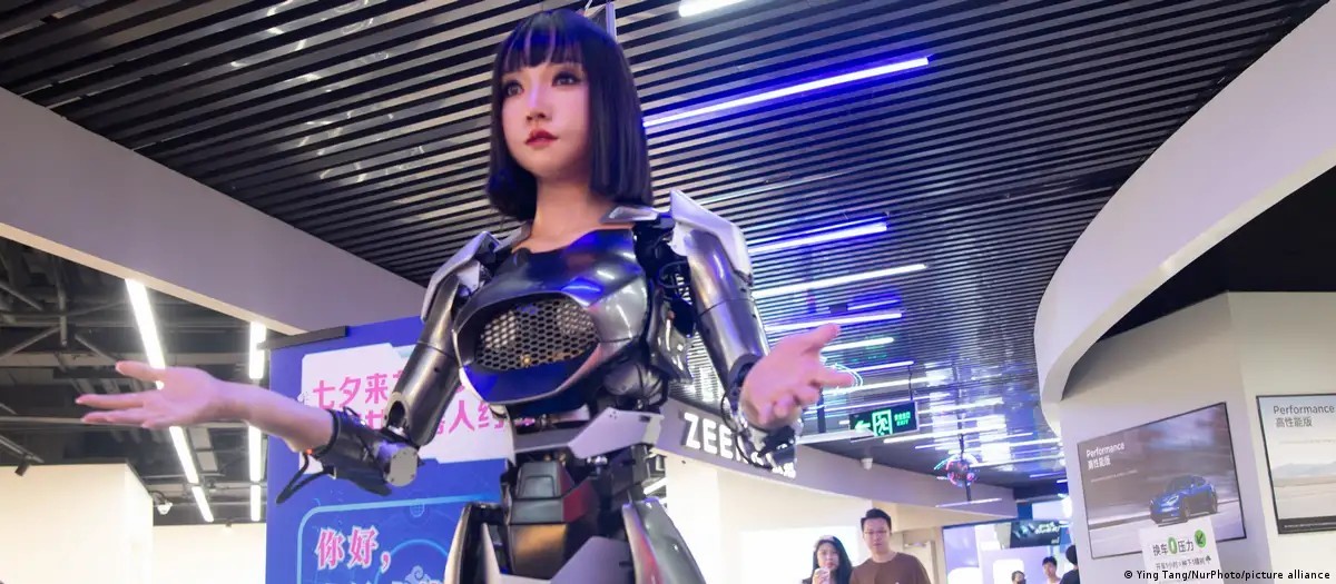 Robot hình người của Trung Quốc đã chứng minh khả năng trò chuyện, hoàn thành các cuộc thi bán marathon và thực hiện các động tác võ thuật. Ảnh: Ying Tang/NurPhoto/picture alliance