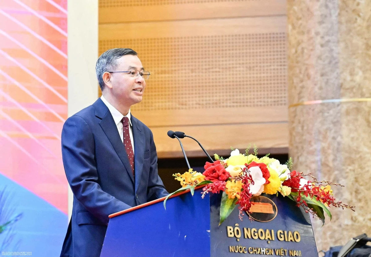 Bộ trưởng Tài chính Ngô Văn Tuấn trình bày tham luận tại phiên khai mạc Hội nghị Ngoại giao 33. Ảnh: Nguyễn Hồng
