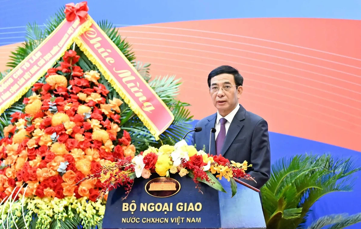 Ủy viên Bộ Chính trị, Phó Thủ tướng Chính phủ, Bộ trưởng Bộ Quốc phòng Phan Văn Giang phát biểu tại lễ Khai mạc Hội nghị Ngoại giao lần thứ 33, nhấn mạnh yêu cầu phát huy vai trò tiên phong của đối ngoại, tăng cường phối hợp giữa đối ngoại, quốc phòng và an ninh trong kỷ nguyên mới. Ảnh: Nguyễn Hồng