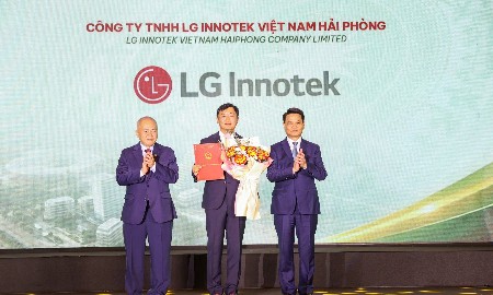 Lãnh đạo thành phố Hải Phòng đã trao Giấy chứng nhận đăng ký đầu tư cho dự án trị giá 1 tỷ USD của Công ty TNHH LG Innotek Việt Nam Hải Phòng. Ảnh: PV.