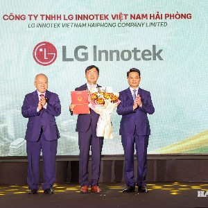 Lãnh đạo thành phố Hải Phòng đã trao Giấy chứng nhận đăng ký đầu tư cho dự án trị giá 1 tỷ USD của Công ty TNHH LG Innotek Việt Nam Hải Phòng. Ảnh: PV.