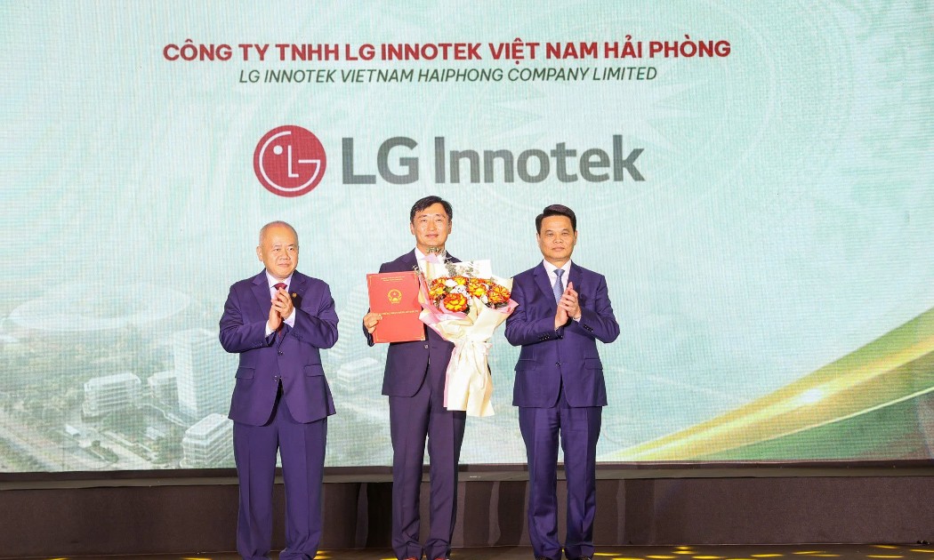 Lãnh đạo thành phố Hải Phòng đã trao Giấy chứng nhận đăng ký đầu tư cho dự án trị giá 1 tỷ USD của Công ty TNHH LG Innotek Việt Nam Hải Phòng. Ảnh: PV.