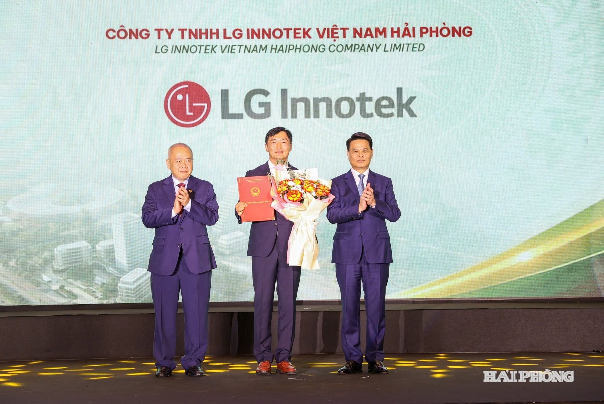 Lãnh đạo thành phố Hải Phòng đã trao Giấy chứng nhận đăng ký đầu tư cho dự án trị giá 1 tỷ USD của Công ty TNHH LG Innotek Việt Nam Hải Phòng. Ảnh: PV.