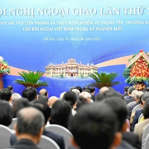 Trong khuôn khổ lễ Khai mạc Hội nghị Ngoại giao lần thứ 33, Ủy viên Bộ Chính trị, Phó Thủ tướng Chính phủ, Bộ trưởng Bộ Quốc phòng Phan Văn Giang trình bày tham luận phát huy vai trò tiên phong và thực hiện nhiệm vụ trọng yếu, thường xuyên của đối ngoại Việt Nam trong kỷ nguyên mới. Ảnh: Nguyễn Hồng