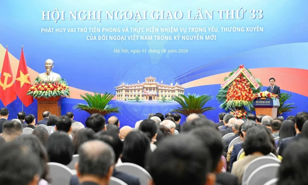 Trong khuôn khổ lễ Khai mạc Hội nghị Ngoại giao lần thứ 33, Ủy viên Bộ Chính trị, Phó Thủ tướng Chính phủ, Bộ trưởng Bộ Quốc phòng Phan Văn Giang trình bày tham luận phát huy vai trò tiên phong và thực hiện nhiệm vụ trọng yếu, thường xuyên của đối ngoại Việt Nam trong kỷ nguyên mới. Ảnh: Nguyễn Hồng