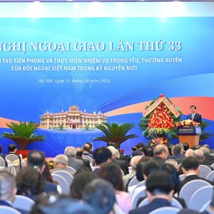 Thứ trưởng Bộ Công Thương Nguyễn Sinh Nhật Tân trình bày tham luận với chủ đề “Công tác ngoại giao kinh tế, hội nhập kinh tế quốc tế thời gian qua, phương hướng triển khai trong thời gian tới”. Ảnh: moit.gov.vn