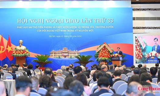 Thứ trưởng Bộ Công Thương Nguyễn Sinh Nhật Tân trình bày tham luận với chủ đề “Công tác ngoại giao kinh tế, hội nhập kinh tế quốc tế thời gian qua, phương hướng triển khai trong thời gian tới”. Ảnh: moit.gov.vn