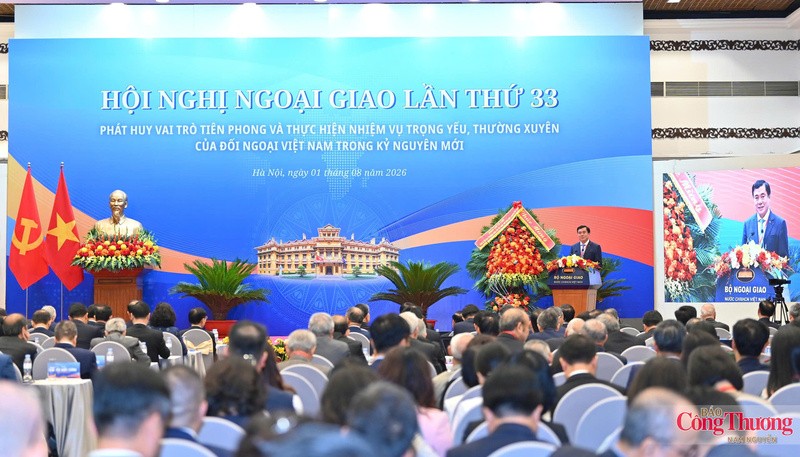Thứ trưởng Bộ Công Thương Nguyễn Sinh Nhật Tân trình bày tham luận với chủ đề “Công tác ngoại giao kinh tế, hội nhập kinh tế quốc tế thời gian qua, phương hướng triển khai trong thời gian tới”. Ảnh: moit.gov.vn