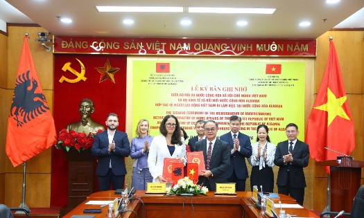 Vietnamese Deputy Minister of Home Affairs Vu Chien Thang (front row, right), and Albanian Minister of Economy and Innovation, Ms. Delina Ibrahimaj, exchange the MoU. - (Photo: Tong Giap)