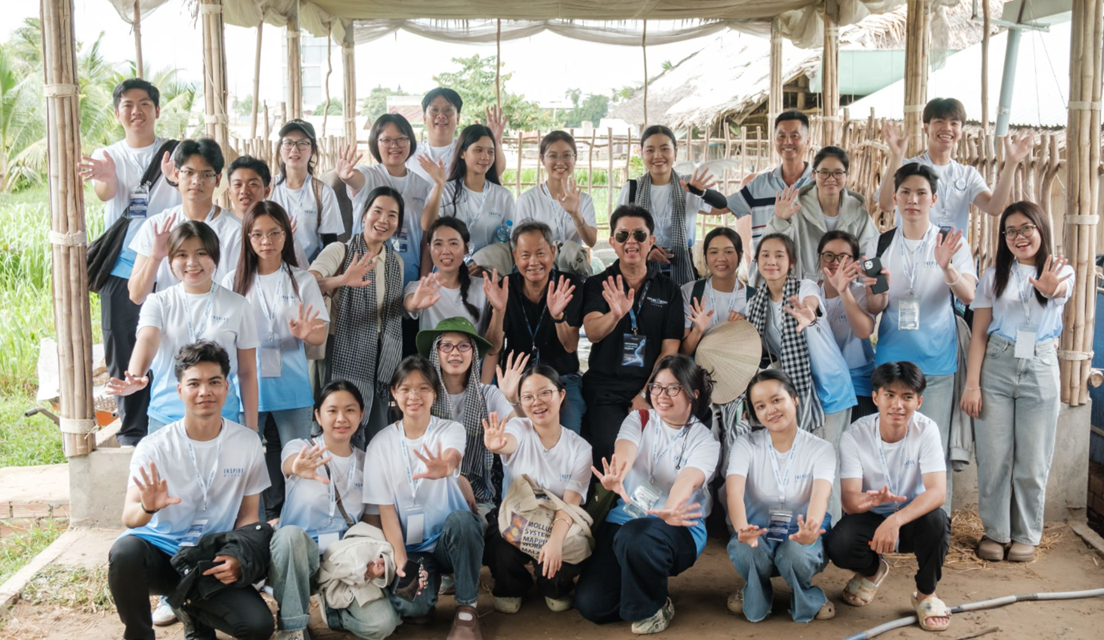 Các đội tham quan thực địa trong khuôn khổ chương trình Hackathon. Ảnh: BTC