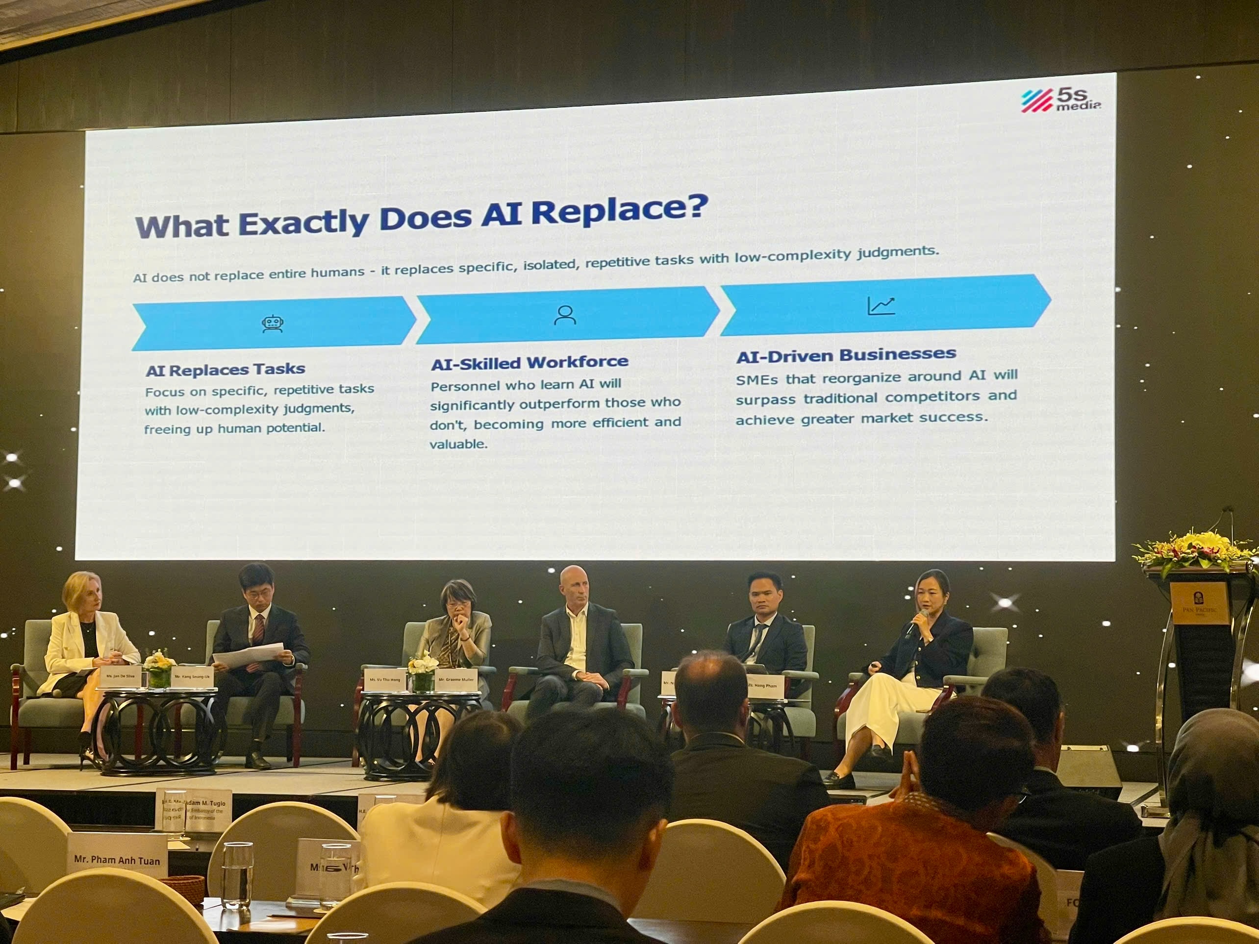 Bà Hằng Phạm, CEO 5S Media (ngoài cùng bên phải), tại Hội thảo APEC về thúc đẩy chuyển đổi số cho doanh nghiệp siêu nhỏ, nhỏ và vừa trong bối cảnh phát triển của trí tuệ nhân tạo. Ảnh: B.B